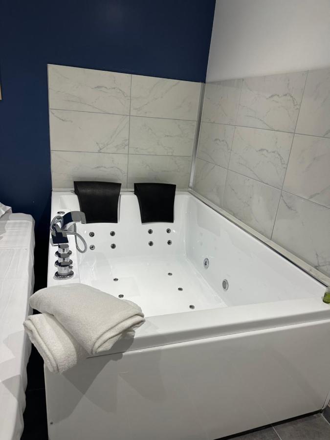 Les Bulles De Mona "Le Wilson" Apartman Villeurbanne Kültér fotó
